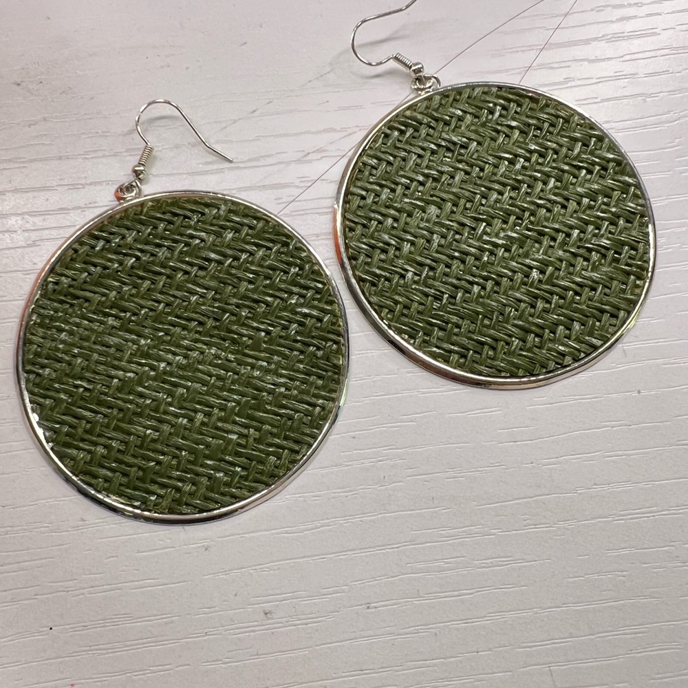 Green round earrings